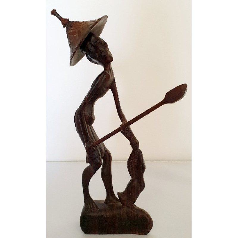 Indonesisch beeldje Visser met losse hoed